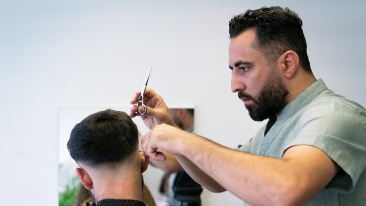 Ein freiwilliger Coiffeur im Einsatz