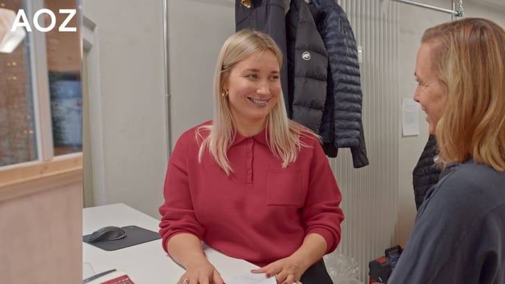 Zwei Personen sprechen miteinander