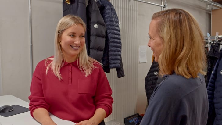 Zwei Personen die sich unterhalten