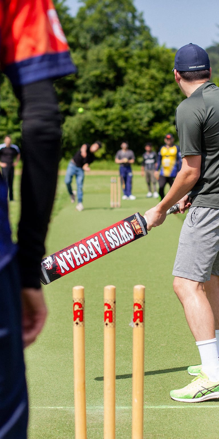 Zwei Personen beim Cricket spielen