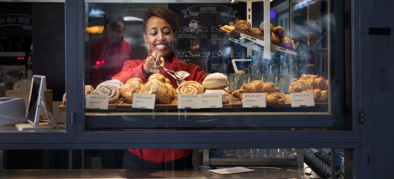 Artbeitmehmerin bei der der Arbeit im Verkauf