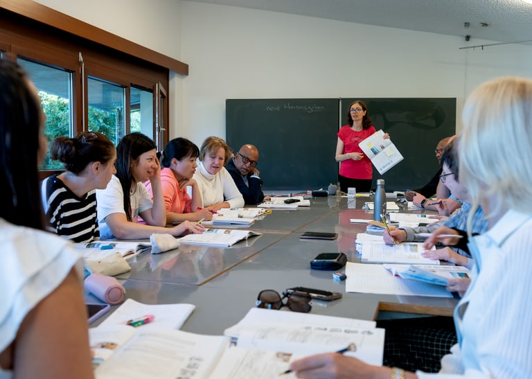 Lehrerin erklärt der Klasse