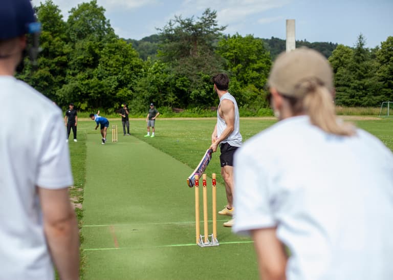 Corporate Volunteering beim Cricket spielen