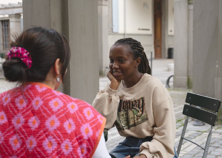Zwei Frauen im Gespräch