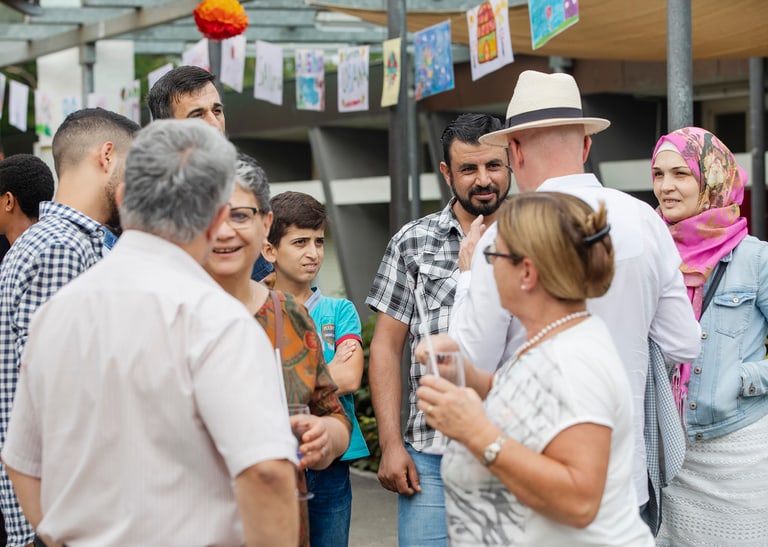 Personen unterhalten sich an einem Fest