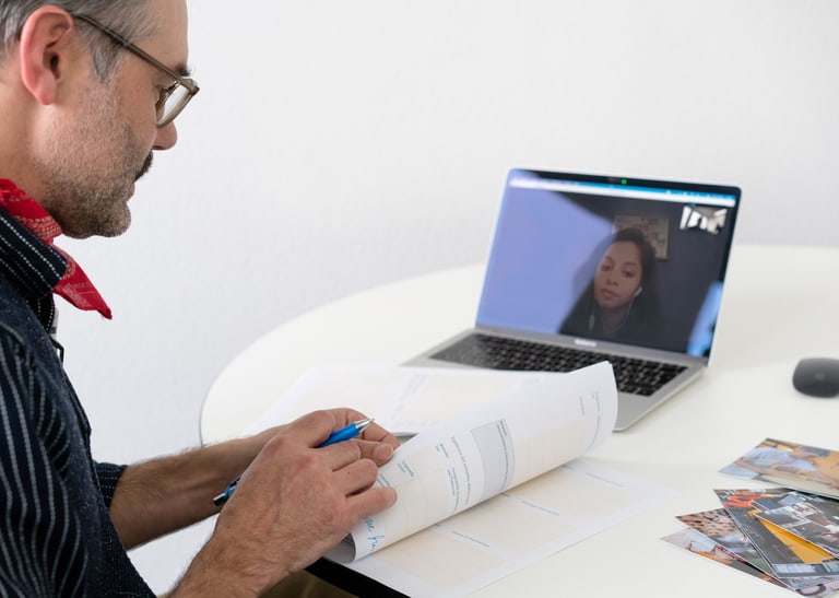 Ein Mann vor einem Laptop.