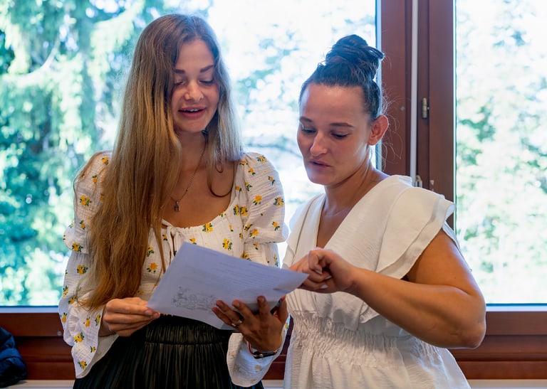 Teilnehmende im Gespräch