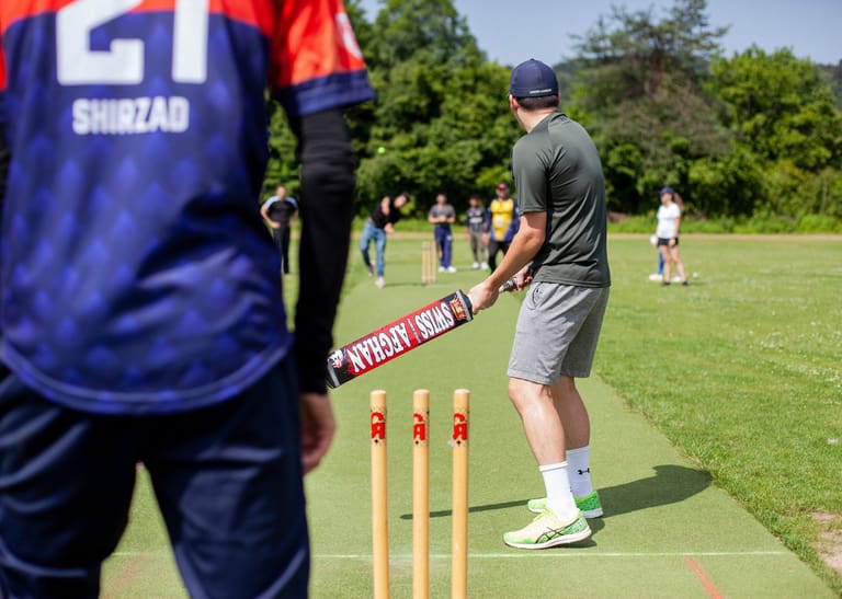 Zwei Personen beim Cricket spielen
