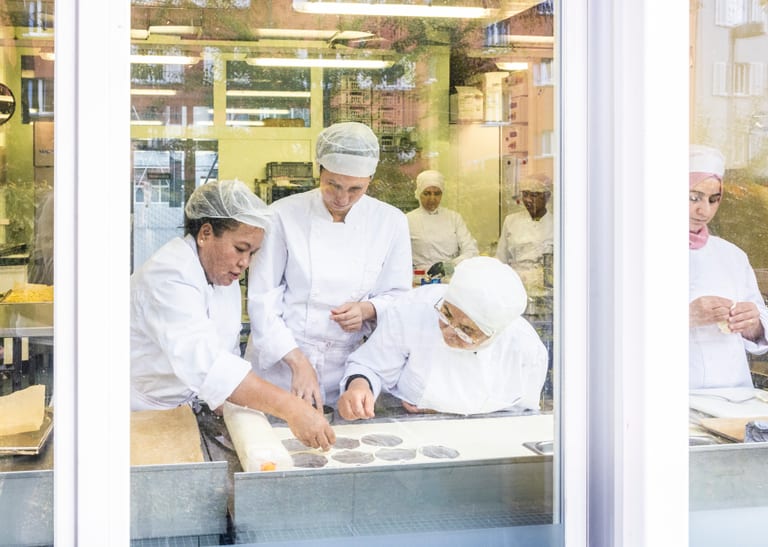 Köchinnen arbeiten in der Küche.