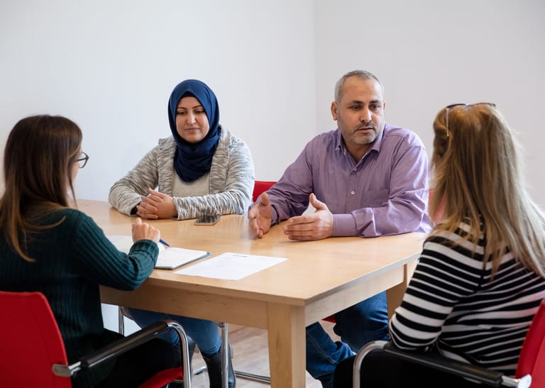 Vier Personen an einem Erstgerspräch