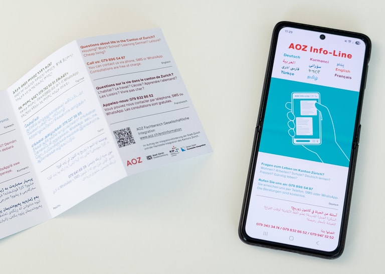 Falzflyer und Mobile mit Infos zur AOZ Info-Line