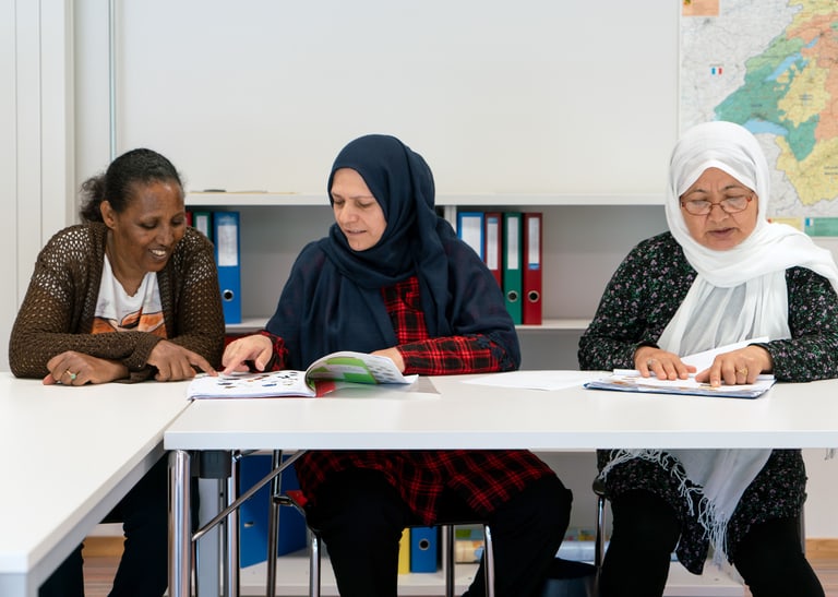 Frauen sitzen am Tisch und lernen.
