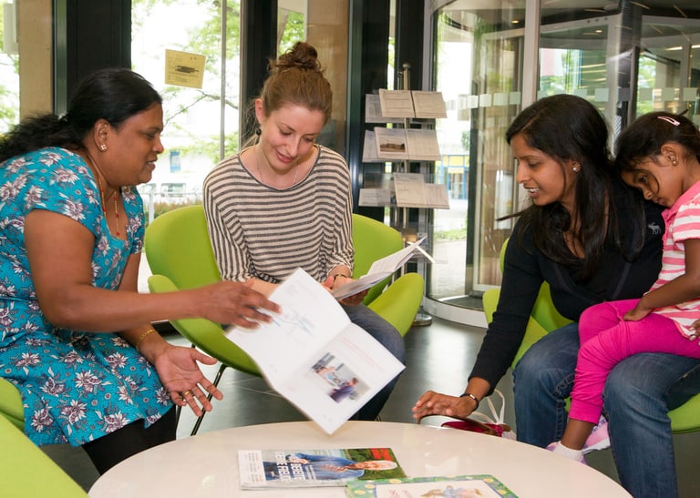Beratungssituation im InfoPoint Schlieren