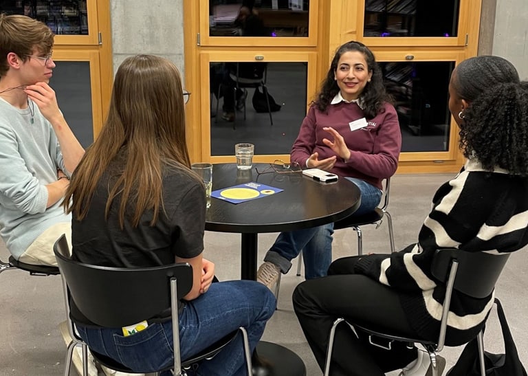 Podcast Runde um den Tisch