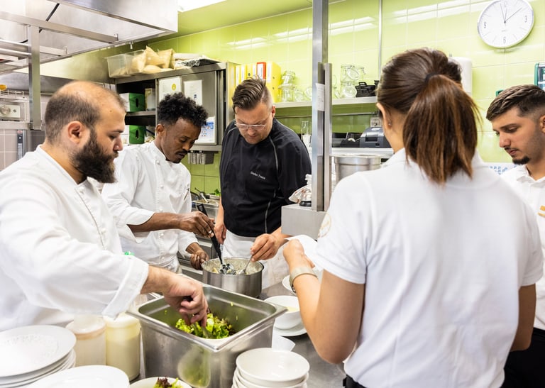 Gastronomieangestellte in einer Industrieküche