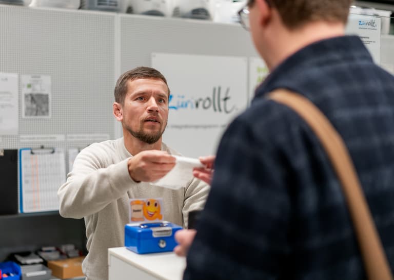 Bedienung an einer Velostation.