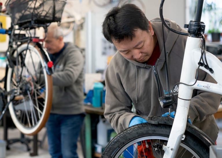 Mann repariert ein Velo.