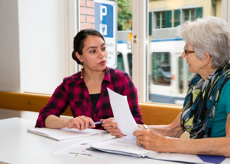 Zwei Menschen im Gespräch.