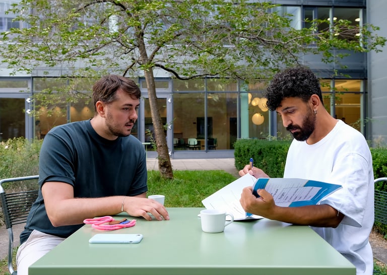 Geflüchteter und Freiwilliger lernen Deutsch