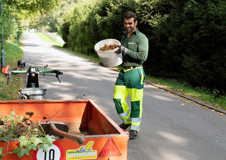 Ein Mensch verrichtet Gartenarbeit.