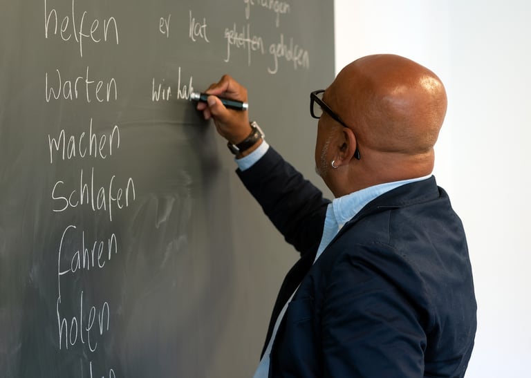 Teilnehmender an Wandtafel