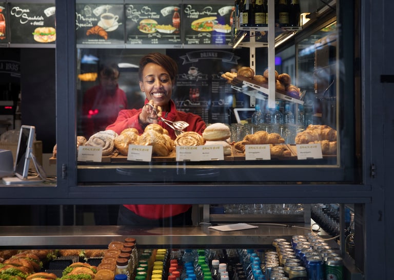 Artbeitmehmerin bei der der Arbeit im Verkauf