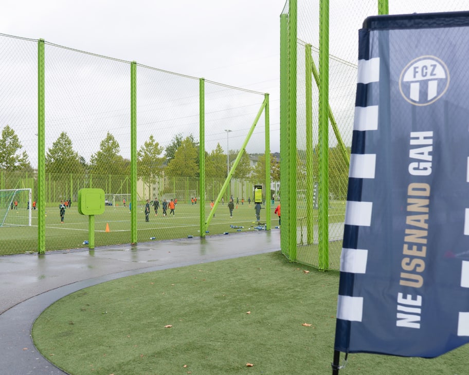Fussballfeld im Hintergrund, FCZ-Banner im Vordergrund.