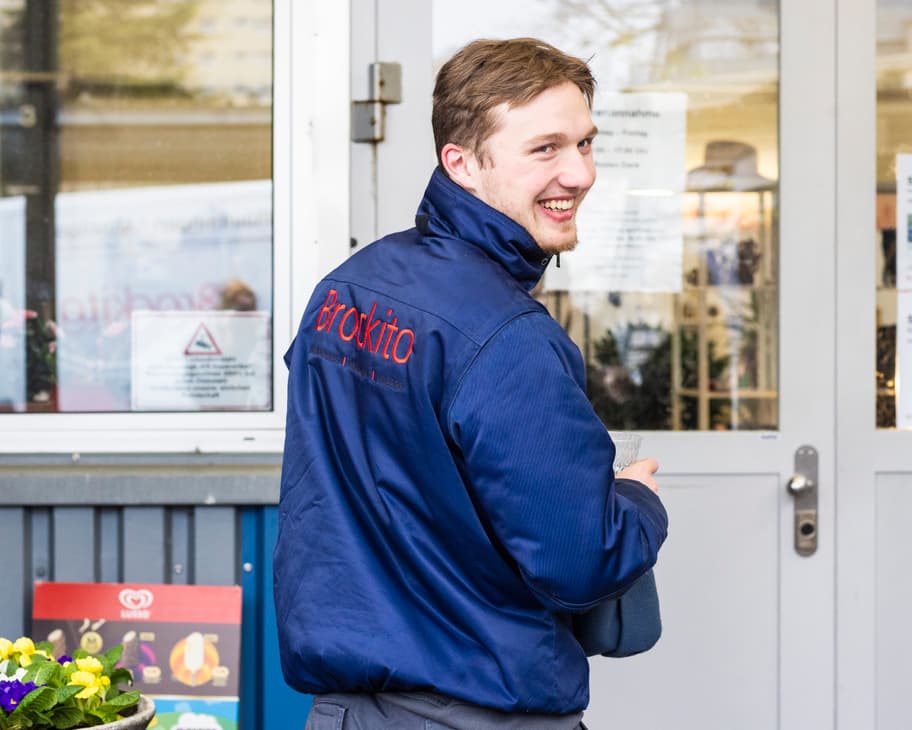 Mann in Brockito-Jacke.