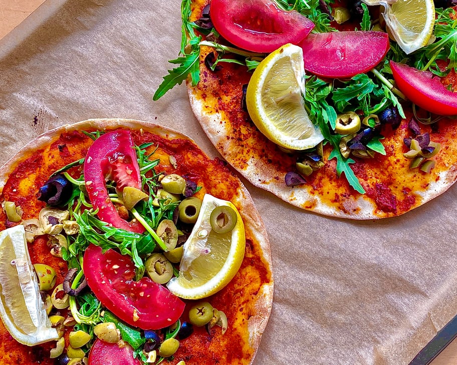 Frisch zubereitetes Essen auf dem Blech.