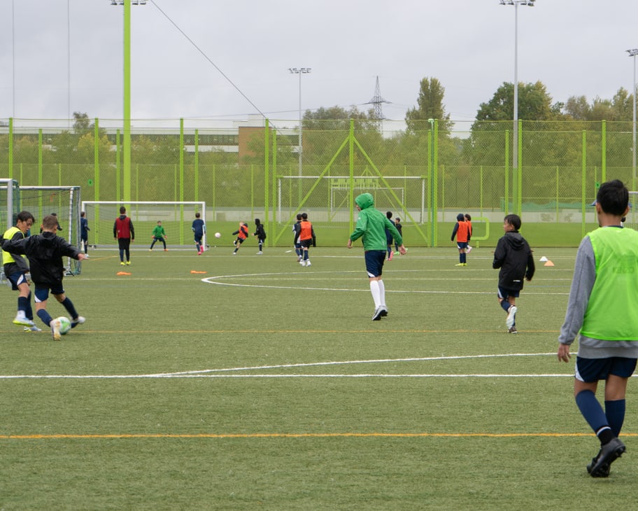 Fussballspiel im Regen.
