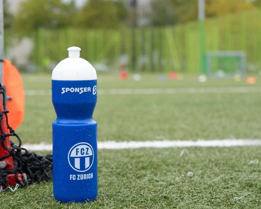 FCZ-Flasche auf dem Fussballrasen.