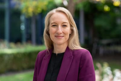 Porträtbild von Eva Leuenberger