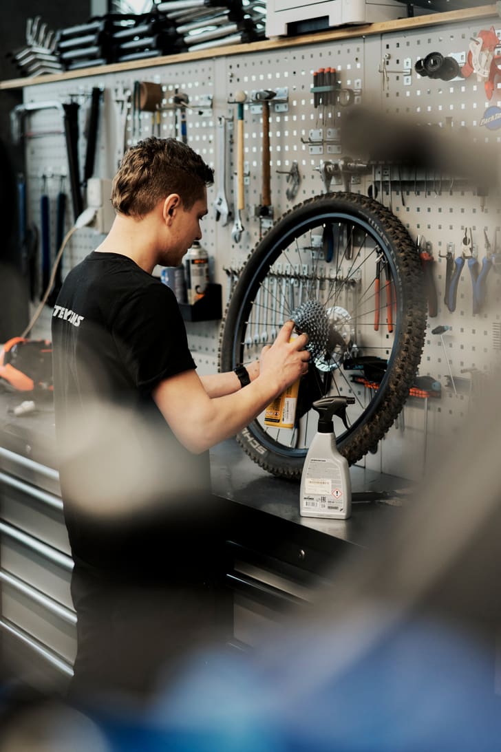 Oleg in der Velowerkstatt