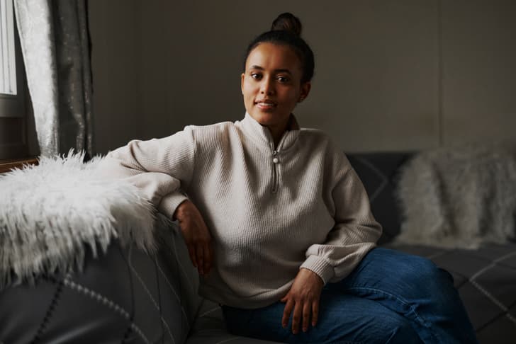 Tirhas sitzt auf dem Sofa