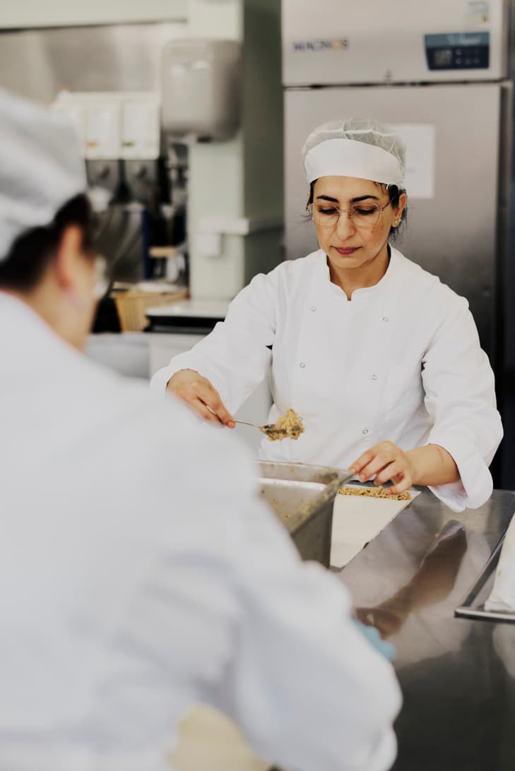 Afsaneh in der Küche des Restaurants Paprika