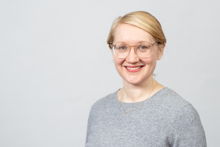 Porträtaufnahme Person vor grauem Hintergrund