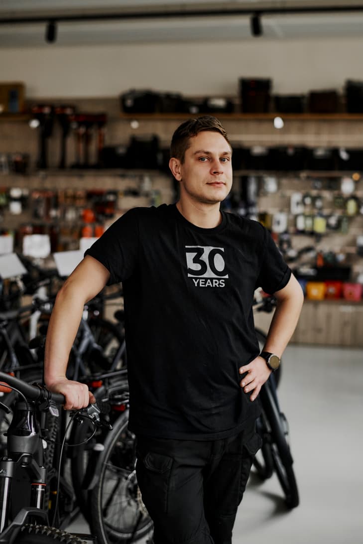 Oleg in der Velowerkstatt