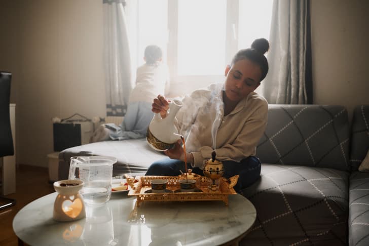 Tirhas serviert Kaffee