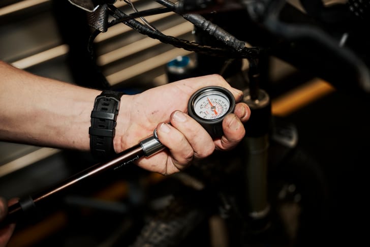 Oleg in der Velowerkstatt