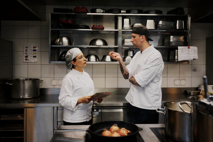 Afsaneh im Gespräch mit ihrem Vorgesetzten Marko Stevanovic 